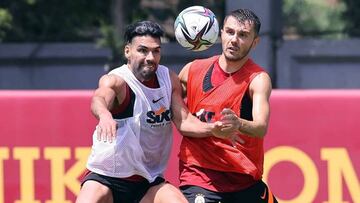 Radamel Falcao disputa un balón en un entrenamiento con el Galatasaray.