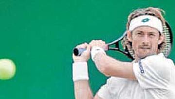 <b>GRAN MOMENTO. </b>Ferrero, que va hacia arriba, se mide a Federer.