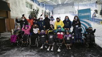 Foto de familia de los chicos que participaron en la jornada &quot;Una experiencia &uacute;nica de esqu&iacute; adaptado&quot; organizada por la Fundaci&oacute;n Tambi&eacute;n, Madrid Snowzone y el esquiador profesional de speed ski Jan Farrell.