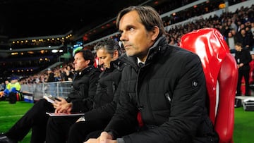 Phillip Cocu en el banquillo.