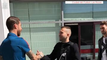 El particular saludo de Sergio Ramos con Jordi Alba