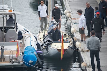 El Rey Juan Carlos embarca en el  'El Bribn' en el Real Club Nutico de Sanxenxo.