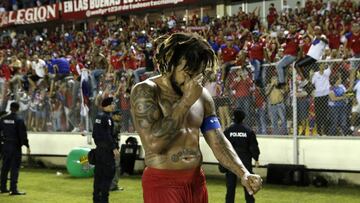 Uno de los grandes art&iacute;fices de la primera calificaci&oacute;n de Panam&aacute; e &iacute;dolo del Seattle Sounders, tambi&eacute;n ha demostrado ser un h&eacute;roe fuera de la cancha.