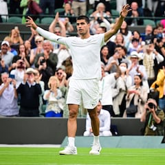 Alcaraz mira hacia arriba