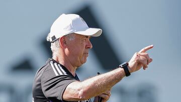 El entrenador del Real Madrid, Carlo Ancelotti, dirige un entrenamiento.