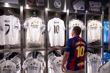 Tienda del Bernabéu con las camisetas de Mbappé.