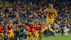 AME3029. MONTERREY (MÉXICO), 08/10/2022.- Andre Gignac (d) de Tigres celebra hoy tras anotar contra Necaxa, durante un partido por el repechaje del torneo Apertura 2022 de la Liga MX, en el estadio Universitario de la ciudad de Monterrey (México). EFE/Miguel Sierra
