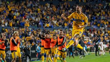 AME3029. MONTERREY (MÉXICO), 08/10/2022.- Andre Gignac (d) de Tigres celebra hoy tras anotar contra Necaxa, durante un partido por el repechaje del torneo Apertura 2022 de la Liga MX, en el estadio Universitario de la ciudad de Monterrey (México). EFE/Miguel Sierra