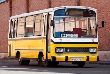 El Pegaso SAVA 5720 fue un microbús urbano que prestó servicio en Madrid entre 1975 y 1987. Compacto y ágil, estaba diseñado para recorrer calles estrechas y líneas de baja demanda. Fue el primer vehículo de la EMT con aire acondicionado y ofrecía exclusivamente plazas sentadas, lo que lo convirtió en una opción cómoda y moderna para los trayectos urbanos.