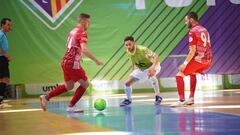 Fernando conduce un bal&oacute;n contra el Palma Futsal.