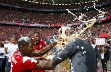 El Bayern celebra el título con ¡Un baño de cerveza!