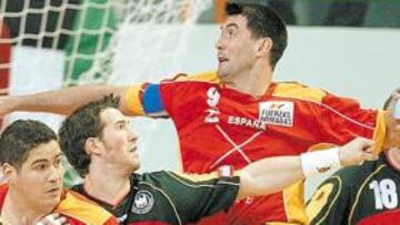 <b>FUERZA. </b>Mateo Garralda fue una pesadilla para la defensa alemana, que no pudo pararle en ningún momento. El capitán se ensañó con ellos.