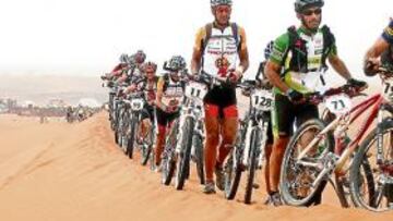 <b>LA LARGA MARCHA. </b>Algunas etapas de la Titan Desert transcurrieron por dunas. Como siempre, los 2,05 metros de Andrés Jiménez (nº11) destacaban por encima de todos.