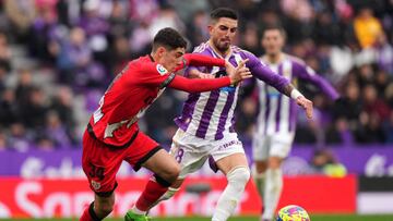 VALLADOLID, SPAIN - JANUARY 14: Sergio Camello of Rayo Vallecano is challenged by Monchu of Real Valladolid CF during the LaLiga Santander match between Real Valladolid CF and Rayo Vallecano at Estadio Municipal Jose Zorrilla on January 14, 2023 in Valladolid, Spain. (Photo by Angel Martinez/Getty Images)