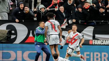 Nteka celebra el 1-1 en el Rayo-Girona.