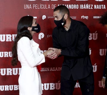 Karim Benzema saluda a la actriz Clarice Alves.