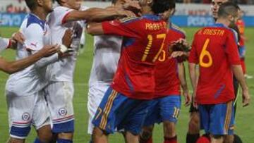 <b>BRONCA. </b>Vidal agredió a Iniesta, que se revolvió. Arbeloa fue en defensa del azulgrana, como luego hizo Busquets con el propio Arbeloa, acorralado por jugadores chilenos.