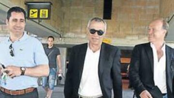 <b>EMPIEZA EL FUTURO. </b>Héctor Cúper, flanqueado por Momparlet (Betis) y Camaño (su representante)