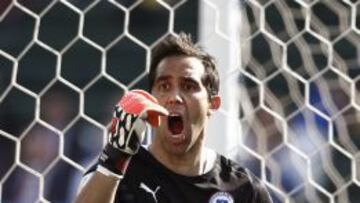 El guardameta chileno Claudio Bravo durante el partido Holanda-Chile.