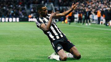 NEWCASTLE UPON TYNE, ENGLAND - JANUARY 13: Alexander Isak of Newcastle United celebrates scoring his team's first goal during the Premier League match between Newcastle United and Manchester City at St. James Park on January 13, 2024 in Newcastle upon Tyne, England. (Photo by Alex Livesey/Getty Images)
