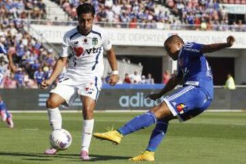 Leandro Benegas vence al portero Carranza y marca el primero.