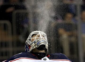 Sergei Bobrovsky, de los Columbus Blue Jackets, se enfría entre el primer y el segundo periodo contra los New York Rangers durante su juego en el Madison Square Garden. Fotografía de Abbie Parr / Getty Images / AFP.