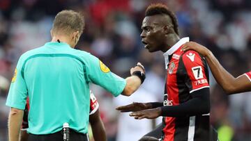 Nice's Italian forward Mario Balotelli (R) reacts after receiving a red card by French referee Olivier Thual (L), during the French L1 football match between and Dijon on November 5, 2017 at the Allianz Riviera stadium in Nice, southeastern France. / AFP PHOTO / VALERY HACHE