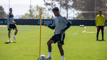 Renato Tapia golpea el bal&oacute;n durante un entrenamiento del Celta en la ciudad deportiva del club vigu&eacute;s. 