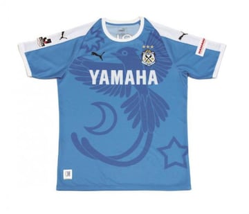 Es la camisetas de local del 2018.
Lo que hace fea a esta playera es el enorme pájaro superpuesto que es un papamoscas de cola negra, símbolo de la ciudad de Shizuoka en Japón.