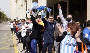 Aficionados del Málaga que esperaban en La Rosaleda la llegada del equipo en autobús para darle moral. No hubo concentración y cada cual llegó por su cuenta...