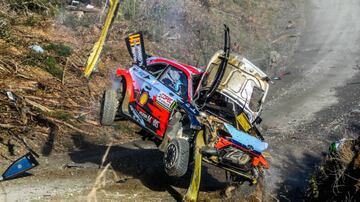 This handout picture released by the Fia World Rally (WRC) shows Belgian driver Thierry Neuville and his compatriot, co-driver Nicolas Gilsoul, crashing the Hyundai Shell Mobis they were steering with, during the SSE8 of the WRC Chile 2019 near Maria las Cruces, Chile on May 10, 2019. (Photo by HO / FIA / AFP) / RESTRICTED TO EDITORIAL USE - MANDATORY CREDIT "AFP PHOTO / FIA WORLD RALLY / @WORLD" - NO MARKETING NO ADVERTISING CAMPAIGNS - DISTRIBUTED AS A SERVICE TO CLIENTS