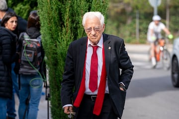 El Padre Ángel llega a la capilla ardiente de Pepe Domingo en el tanatorio de Pozuelo de Alarcón.