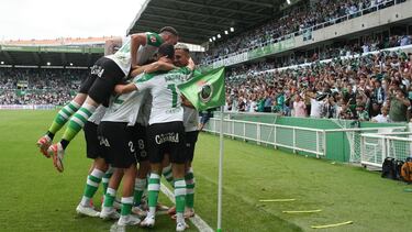 Celebración del primer gol del Racing al Almería.