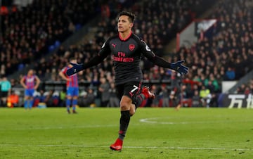 Alexis Sánchez anotó dos goles en la victoria de Arsenal sobre Crystal Palace.