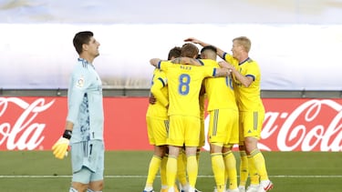 Los jugadores del Cádiz celebran el 0-1 de Lozano al Real Madrid.