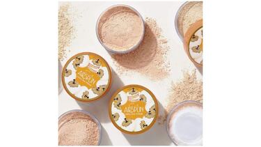 Fija tu maquillaje y corrige imperfecciones con el polvo traslúcido favorito de Amazon