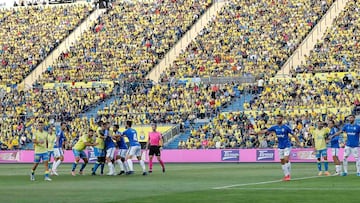 Momento del partido de Playoff entre Las Palmas y el Tenerife.