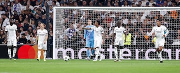 1-3. Los jugadores del Real Madrid tras el tercer tanto de Tijjani Reijnders .