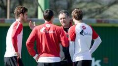 Caparrós se reúne con los capitanes antes del entrenamiento de Lezama