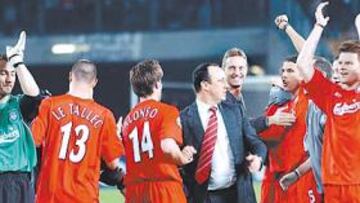 <b>RECONOCIDO. </b>Los jugadores del Liverpool, con Benítez, saludan a los aficionados ingleses en Delle Alpi.