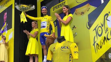 Alaphilippe consigue el primer maillot amarillo de su carrera en el Tour.