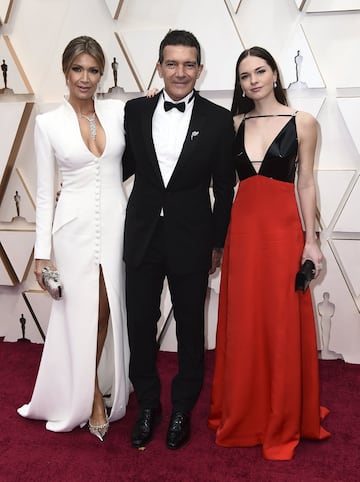 Antonio Banderas junto  Nicole Kimpel y su hija Stella. La pareja del actor español lucía un un vestido de Pronovias de la colección 2021. Un estilismo que ha completado con joyas Rabat, zapatos de vinilo transparente con punta y detalles plata de Aquazzura y bolso de Jimmy Choo. 