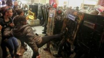 La polic&iacute;a y manifestantes en confronto durante otra marcha contra el Mundial de la FIFA en Sao Paulo.