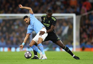 Riyad Mahrez y Antonio Rüdiger disputan un balón dividido.
