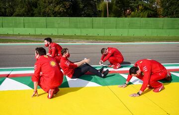 El piloto de Ferrari Sebastian Vettel y cuatro integrantes de su equipo inspeccionan la pista de Ímola a dos días de la carrera del GP de Emilia-Romaña que se celebra mañana. Es algo habitual que los integrantes del paddock realicen una vuelta a pie a los circuitos para saber qué se encontraran después con los monoplazas.