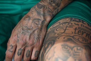 Los tatuajes de un aficionado del Palmeiras son fotografiados antes del partido de fútbol del Grupo A de la Copa Mundial de Clubes de la FIFA 2025 entre el Palmeiras de Brasil y el Al-Ahly de Egipto.