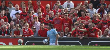 Tras jugar y triunfar en el Manchester United, el argentino fichó en 2009 por el club vecino, el Manchester City. Old Trafford nunca le perdonó y en su reencuentro los diablos rojos convirtieron el estadio en un auténtico infierno para Tévez, con pancartas de “Rata” y abucheos masivos. Además, el jugador citizen alimentó la rivalidad con frases provocadoras.