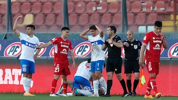 El jugador de Universidad Católica, Eugenio Mena, es fotografiado durante el partido de Primera División contra Ñublense, disputado en el estadio Santa Laura.