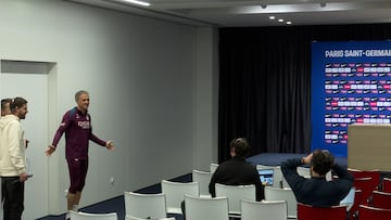 La curiosa reacción de Luis Enrique cuando entra en la sala de prensa medio vacía