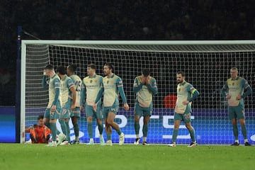 Los jugadores del Manchester City tras encajar un gol contra el Paris Saint-Germain en Champions League.